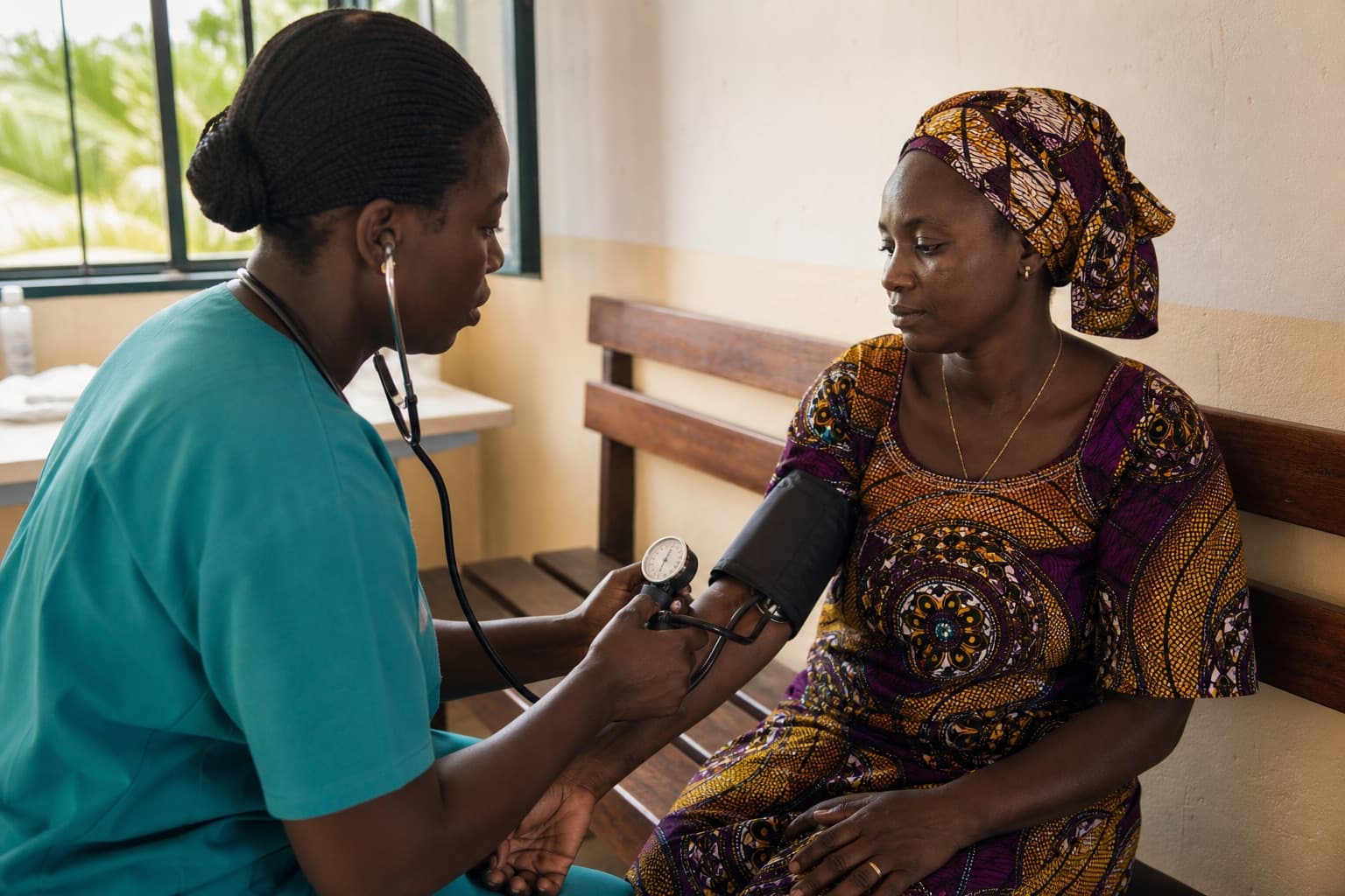 Mesure de la tension artérielle dans un centre de santé au Sénégal